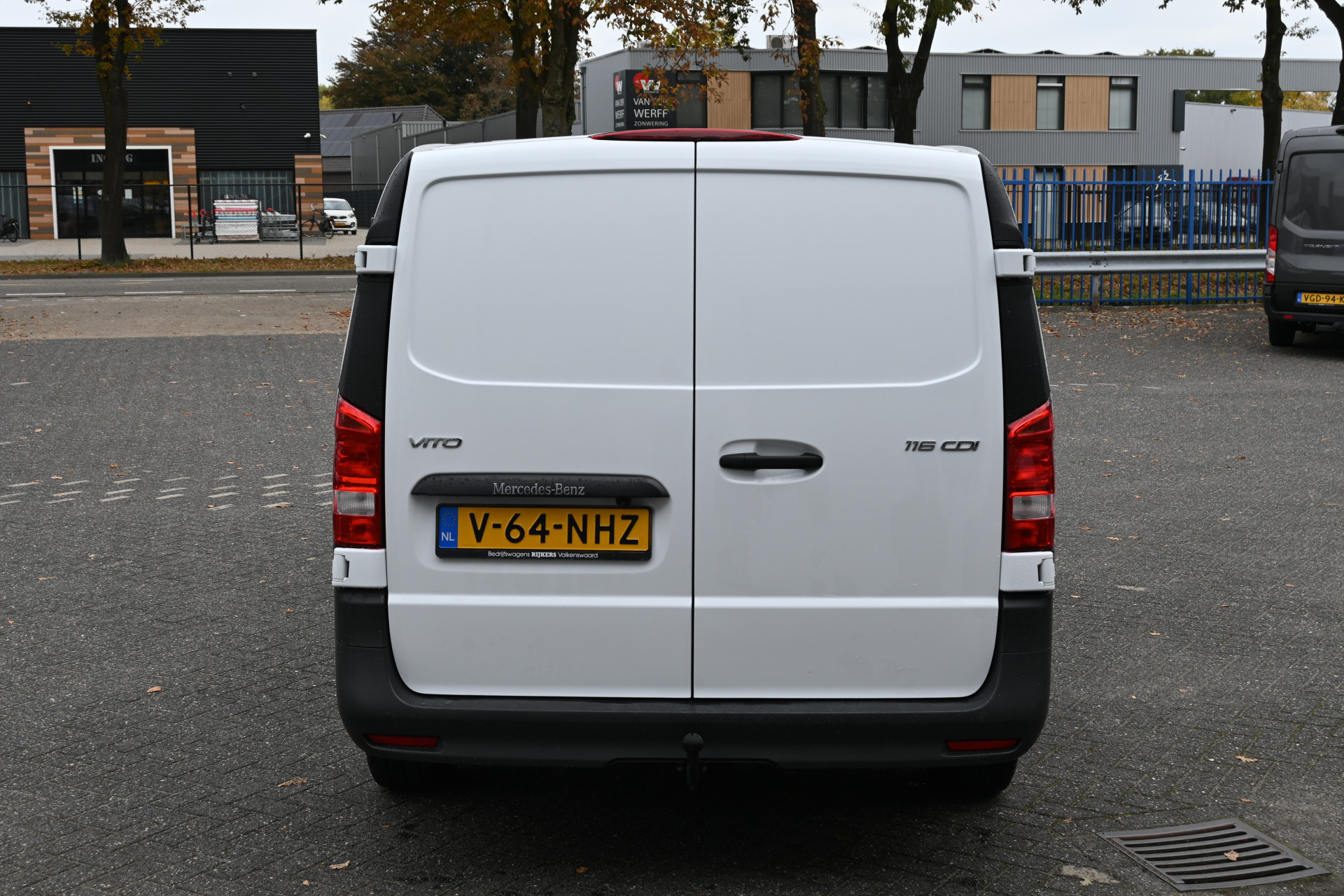 48493829-10.jpg
